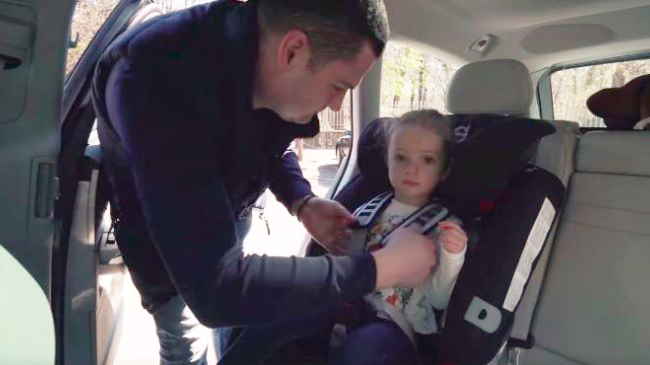 Reportaj VIDEO în Chişinău: cum călătoresc copiii pe bancheta spate în automobile şi cum ar trebui să călătorească?