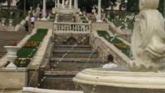 Apă în cascada și havuzul din Parcul Valea Morilor