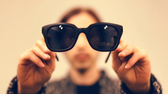 Cum recunoaştem ochelarii de soare contrafăcuţi