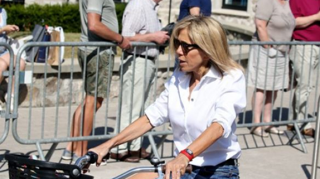 Prima Doamnă a Franţei, în fustă pe bicicletă. Cum își petrece weekend-urile