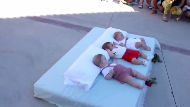 Sar peste bebeluși! Ce ritual neobișnuit a avut loc în Spania