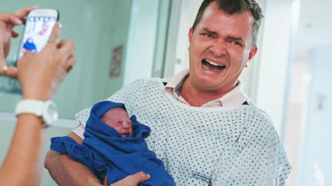 Сеть потрясла подборка очень эмоциональных фото молодых отцов с новорожденными