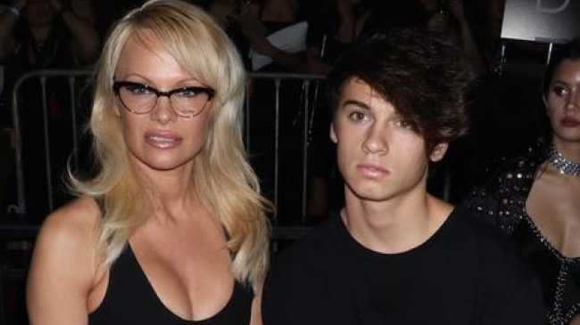 49-летняя Памела Андерсон сняла своего 19-летнего сына в эротической фотосессии