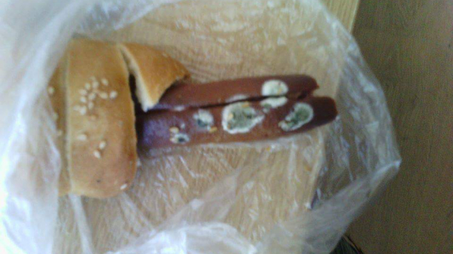 O tânără din Chișinău a cumpărat crenvurști cu mucegai