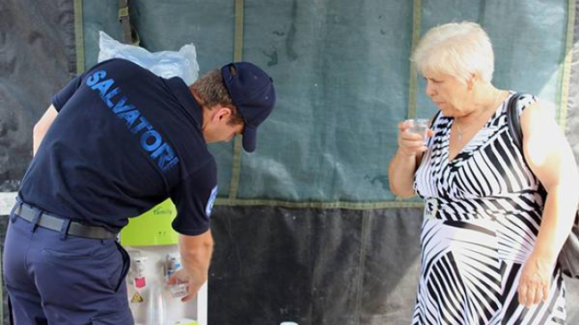 На улицах установлены палатки, в которых можно спастись от жары