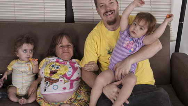 Istoria cele mai mici mame din lume, care crește 3 copii