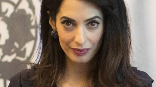 Amal Clooney își face griji că prea tare s-a îngrășat după naștere