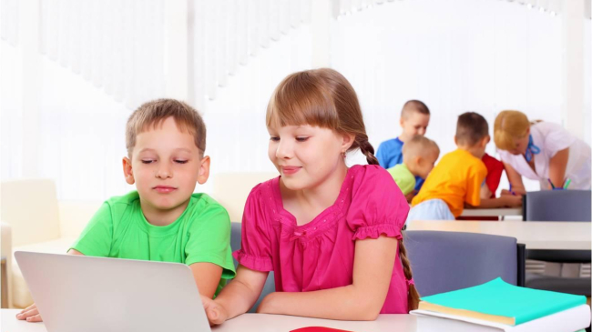 Creierul fetelor se maturizează mai repede decât cel al băieţilor