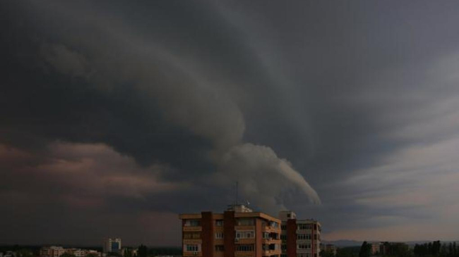ATENȚIE! O furtună se apropie de Moldova! În circa 2 ore se așteaptă precipitații puternice însoțite de descărcări electrice și grindină