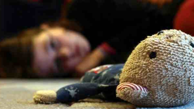 O fetiță de 9 luni a fost abuzată sexual de propria mamă