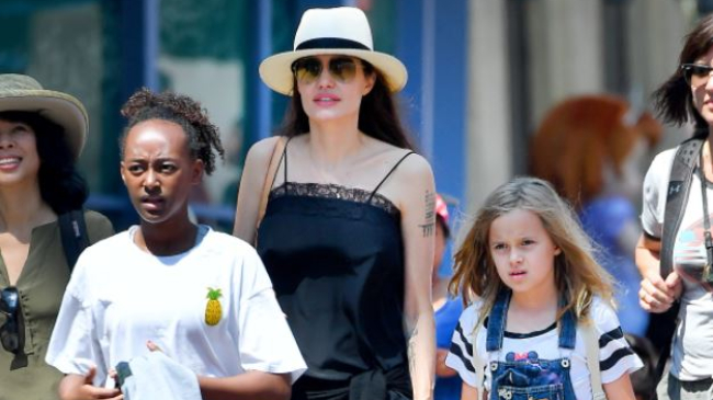 Анджелина Джоли отметила день рождения сына и дочери в «Диснейленде»