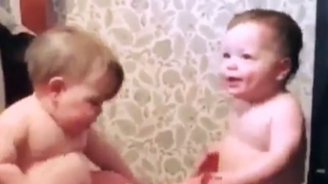 Video amuzant cu burtica ”vibratoare” a doi bebeluși