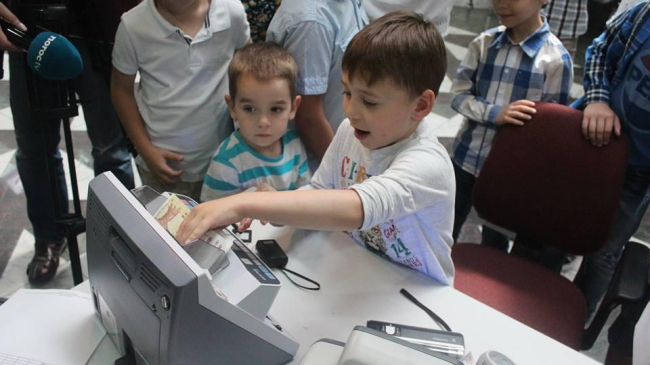 Monede vechi și verificatoare de bancnote! Banca Națională a Moldovei și-a deschis ușile pentru copii  (FOTO)