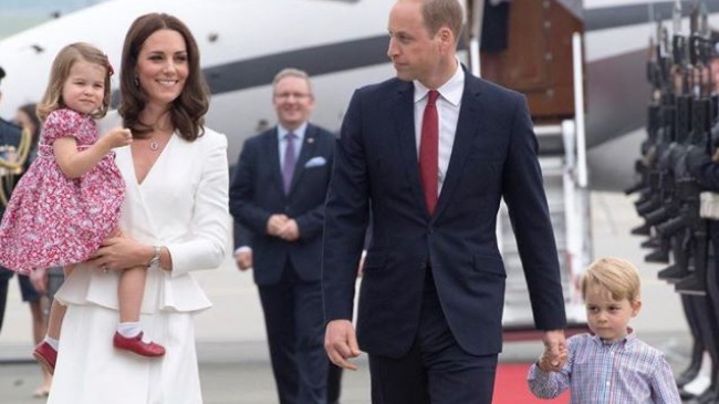 Принцесса Шарлотта донашивает обувь за дядей