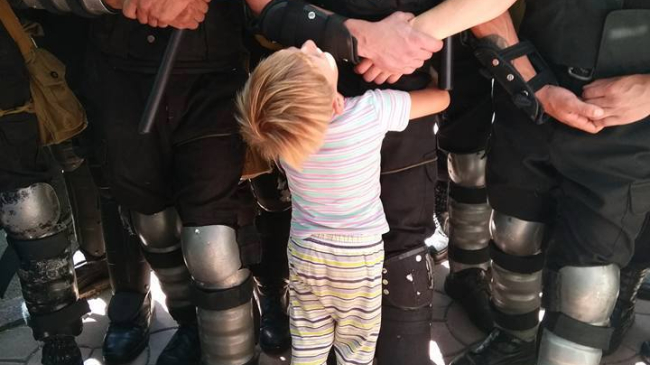 Imagini emoționante! Un copil a cuprins mai mulți carabinieri în timpul unei manifestații (FOTO)
