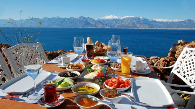 Masa în vacanță. Care sunt țările cu cele mai sănătoase preparate