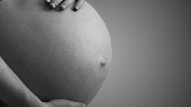 Grav! O gravidă în ultimele săptămâni de sarcină a fost electrocutată în timp ce făcea reparație