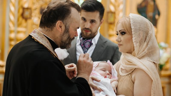 Adriana Ochișanu și-a creștinat fiica. Vezi cât de drăgălașă e micuța (FOTO)