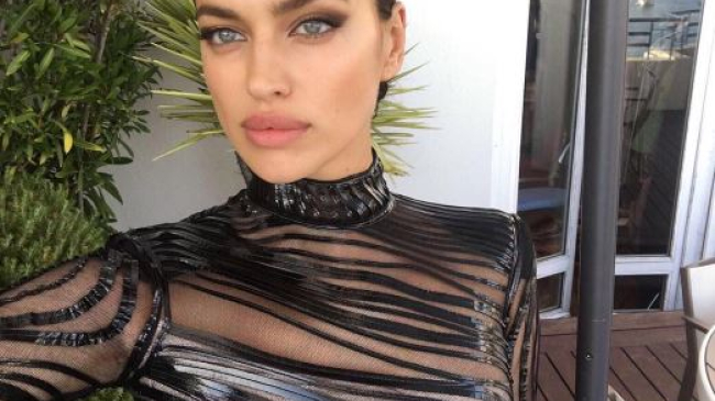 Репортеры снова подловили модель Ирину Шейк во время прогулки с дочерью