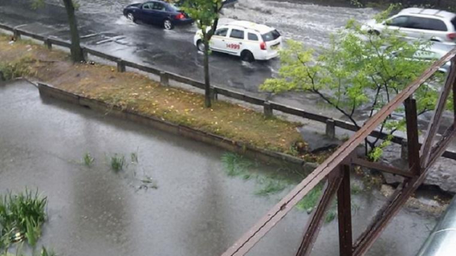 Ambuteiaje pe str. Albișoara. Râul Bîc a ieșit din matcă și a inundat strada