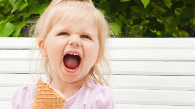 Nu vă lăsați copiii să vi se urce în cap. 5 greșeli care le fac părinții în educarea copiilor, stabilite de Emma Jenner.