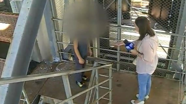 Locuiesc in ascensor, in conditii mizerabile. Trei copii se adapostesc in spatele unei banci de la Botanica