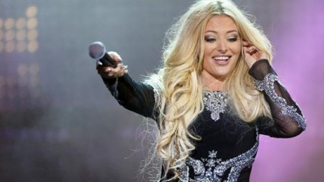 Delia a "aprins" imaginatia fanilor! Vedeta a facut furori la plaja cu formele sale apetisante