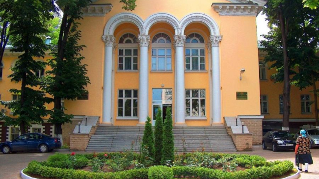 Absolvenții de la Medicină, care au fost dați în judecată de Ministerul Sănătății, sunt chemați la discuții