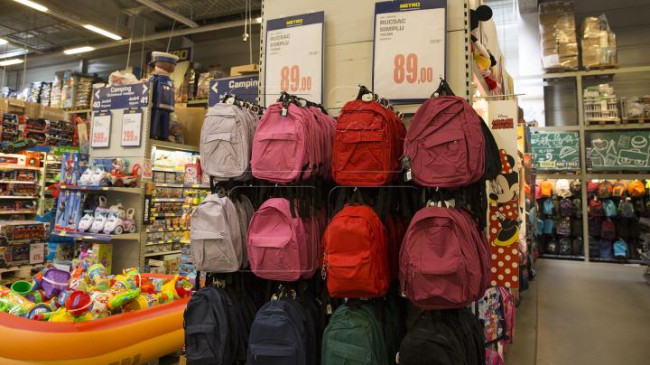 Elevii, în pregătiri pentru noul an şcolar. Rechizitele, deja în vânzare, iar comercianţii se întrec în oferte