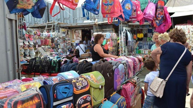 Opt mii de elevi din capitală vor primi ajutor material