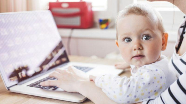 Atenție, părinți! Guvernul limitează indemnizația de creștere a copilului