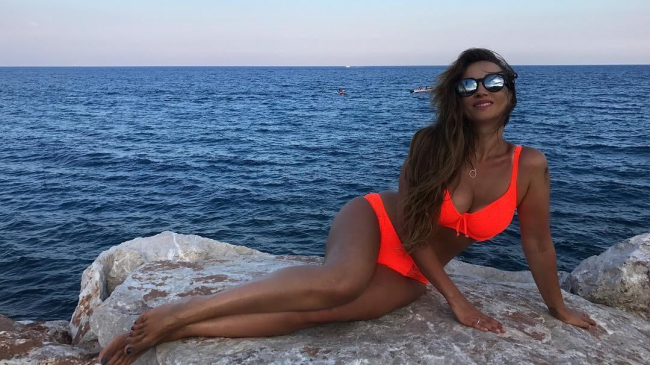 Bronzată, într-un costum de baie colorat și cu o siluetă suplă – Anfisa Cehova nu încetează să uimească!