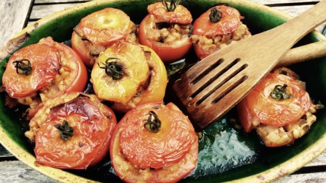 Rețetă delicioasă! Roșii umplute cu arpacaș de orz ”perlovka”