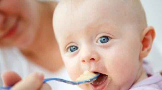 Hrănirea copiilor cu linguriţa poate duce la obezitate