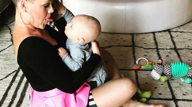 Нечего стесняться: Пинк показала «честное» фото с молокоотсосом