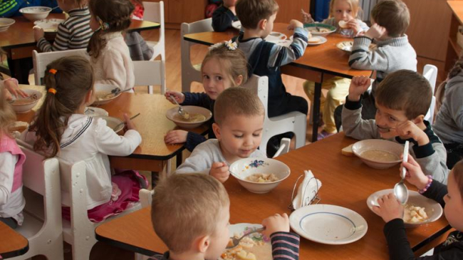Nou meniu alimentar pentru şcoli şi grădiniţe. Ce amendă riscă cei care nu-l vor respecta