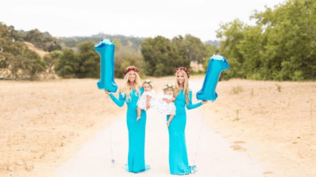 Două surori au născut în aceeași zi, iar după un an, au realizat o ședință foto emoționantă