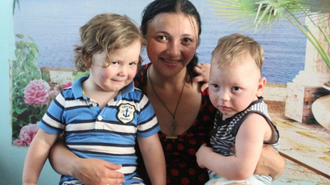 O mamă singură, cu 2 copii, dintre care unul bolnav, are nevoie de acoperiș deasupra capului