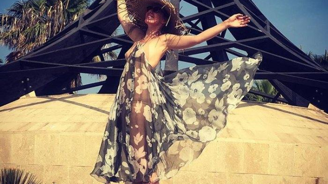 Ксения Собчак в бикини разочаровала поклонников располневшей фигурой