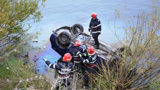 Un copil de 8 ani s-a înecat în maşină, în urma unui accident tragic