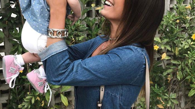 Un bebeluș s-a născut râzând. Vedeți cel mai vesel selfie din maternitate