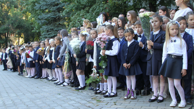 Cât cheltuie un părinte pentru a-și trimite copilul la școală (INFOGRAFIC)