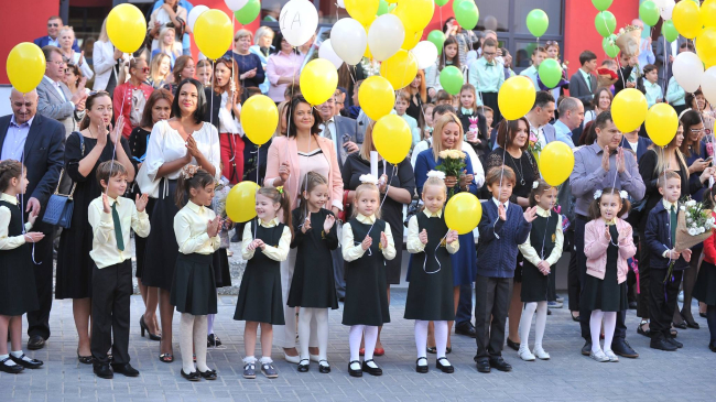 Stilați și ordonați! Ce uniforme școlare poartă elevii din Capitală