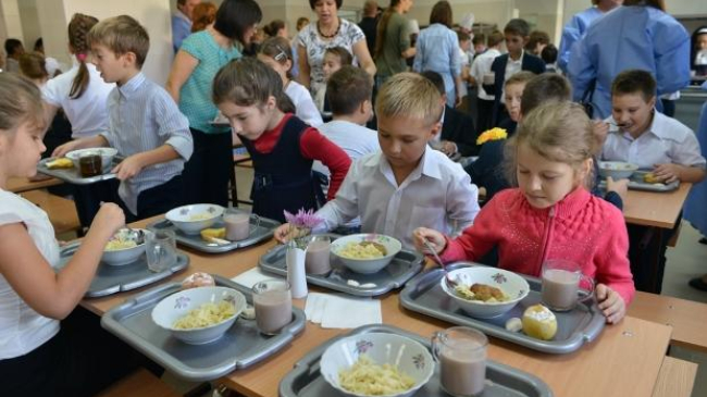 Mai mulți bani pentru mesele gratuite ale elevilor