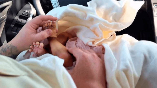 O femeie a născut în mașină, în drum spre spital. Fotografia face înconjurul internetului