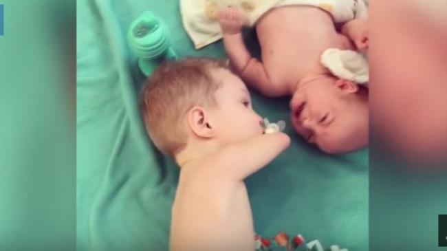 Deși s-a născut fără mâini, nu și-a lăsat frățiorul să sufere - VIDEO
