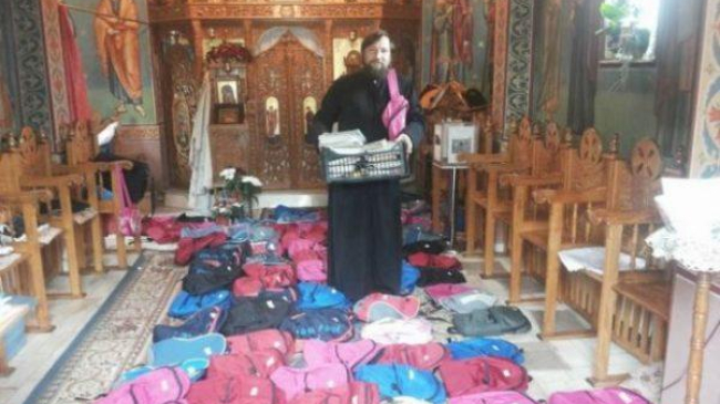 Preotul care trimite sute de elevi sărmani la şcoală