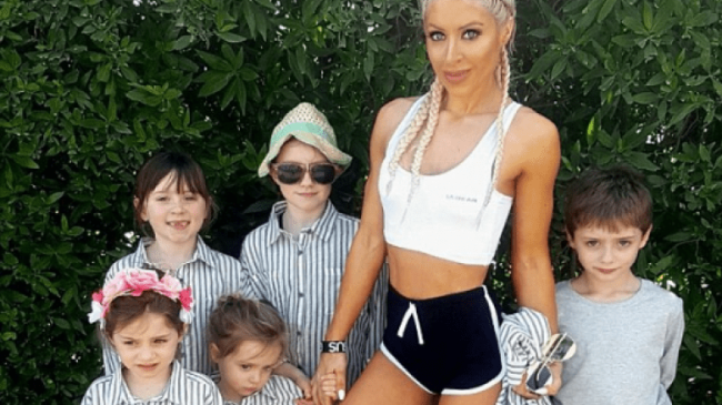 O mamă a cinci copii, care a slăbit cu 115 kg, cucerește prin silueta sa