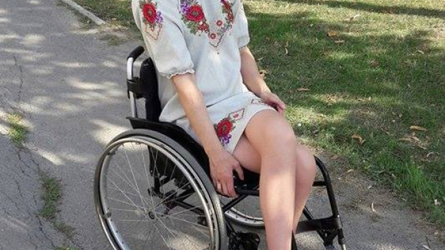 O tânără cu deficiențe locomotorii participă la un concurs internațional de frumusețe