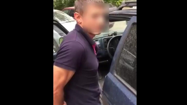 Un bărbat din Chișinău și-a stropit iubita cu o soluție necunoscută și l-a amenințat cu moartea pe fiul acesteia